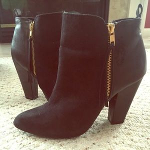 Fall style black ankle bootie
